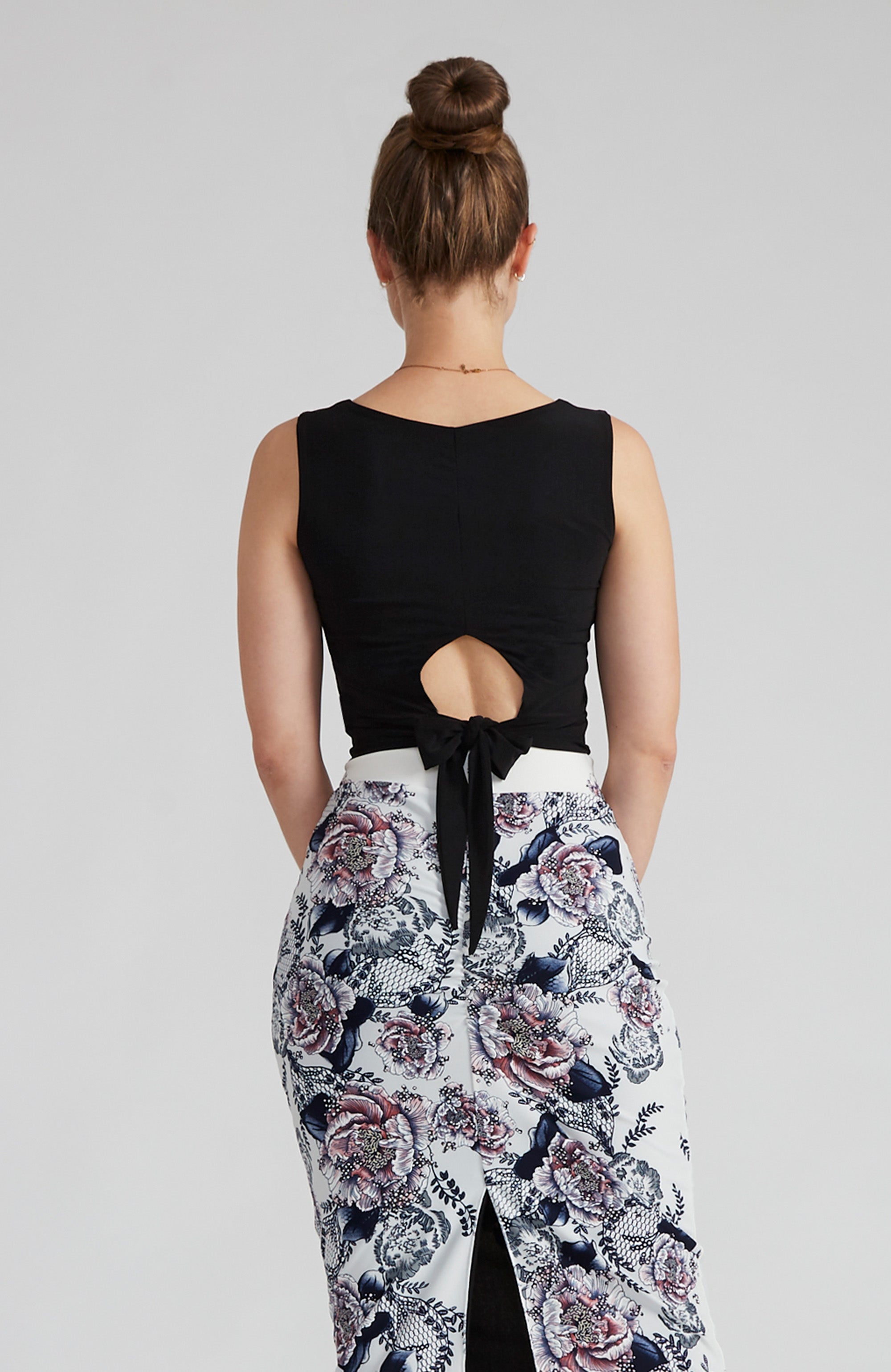 ZOE Crop-Top mit Fliege-Detail in Schwarz