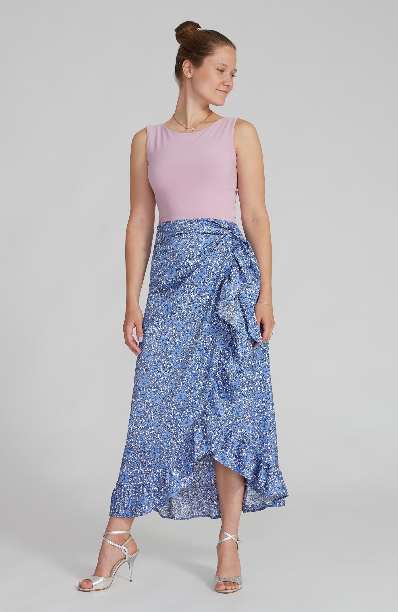 DINA Wickelrock mit Blumenmuster und Rüschensaum aus himmelblauer Viskose