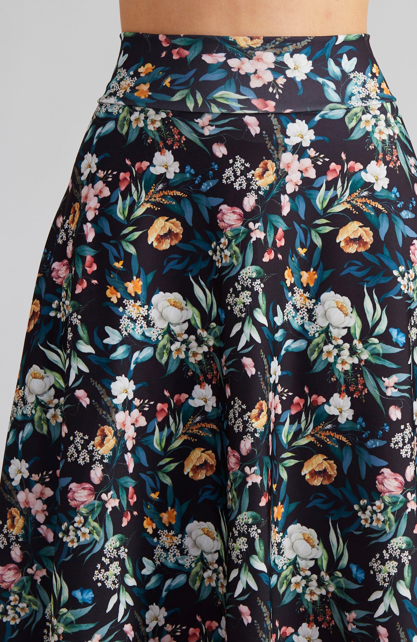 AUDREY A-Linien-Tangorock mit fließendem High-Low-Saum in Blütenprint auf Schwarz