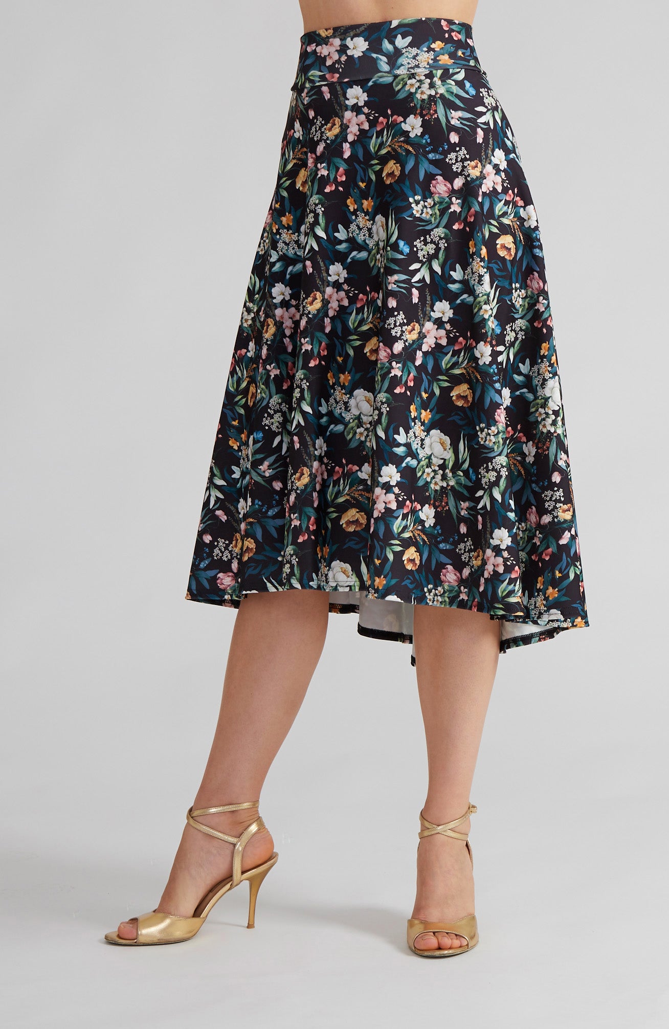 Jupe trapèze AUDREY noire à motifs floraux, ourlet asymétrique fluide