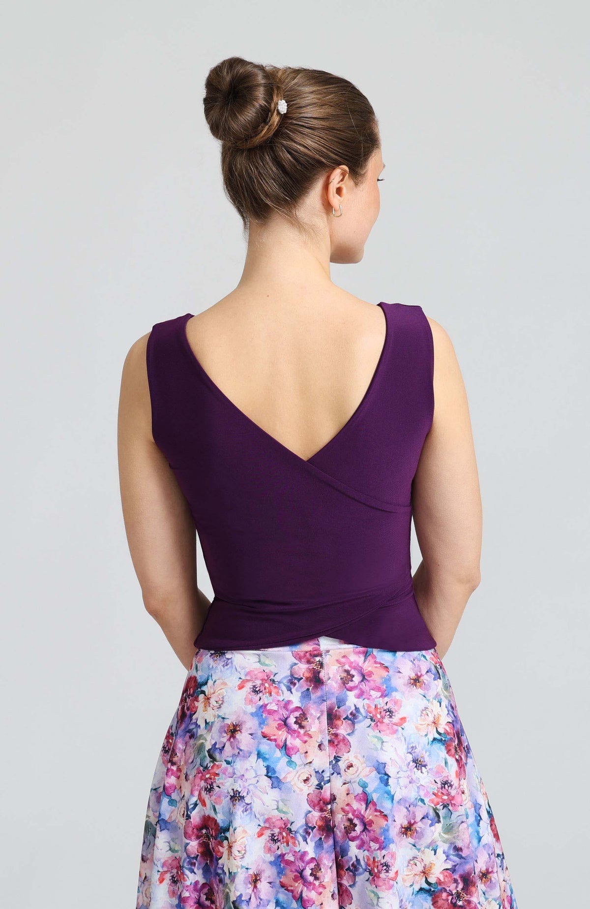Elegant DANIELA tango top in violet with a bateau neckline and cross-back design, featuring an open V-shaped back and cropped fit.